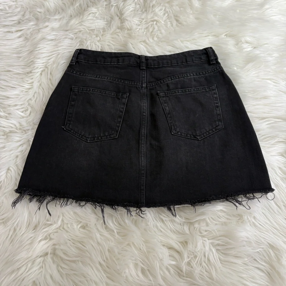 Topshop Moto Black Denim Skirt with Floral Embroidery - Picture 4 of 4